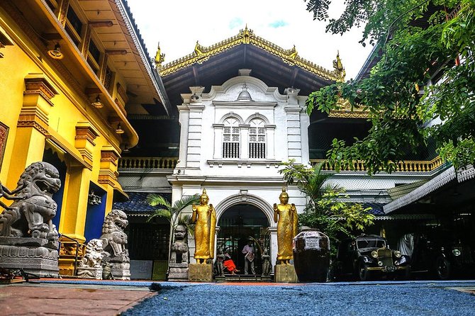 Colombo Private guideTour byTuk Tuk Morning Evening All inclusive - Gangaramaya Temple beside Beira Lake