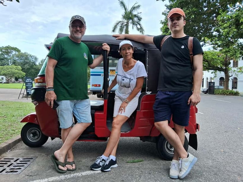 Colombo: Private Tuk-Tuk City Tour with All Entry Fees - Old Parliament, Galle Face Green, and the coast
