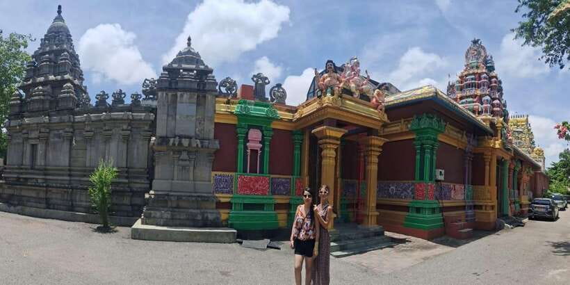 Colombo: Private Tuk Tuk City Tour with Guide & Snacks - Temples, a church, and Colombo’s religious mix