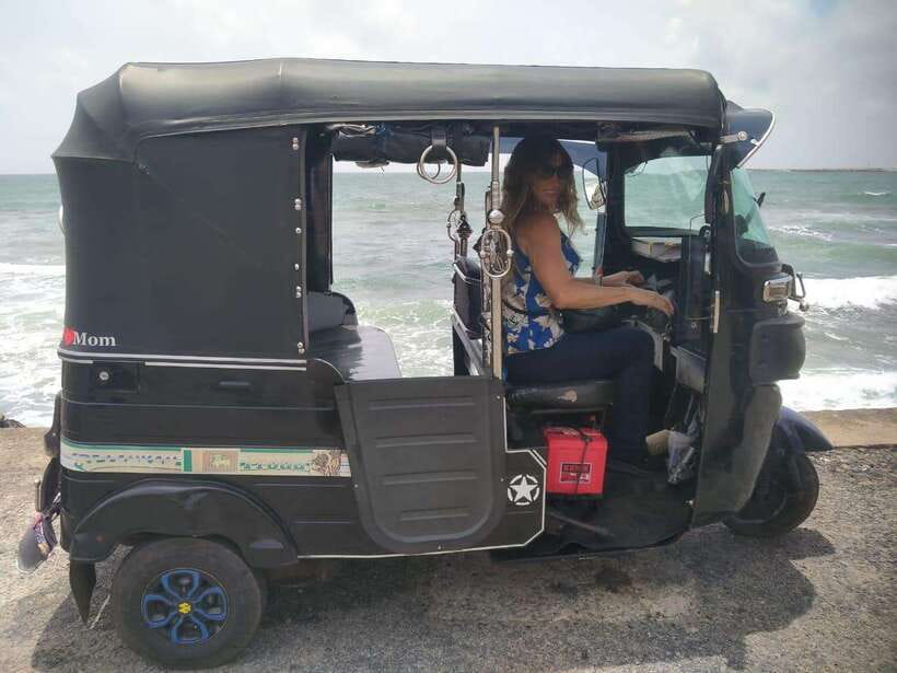 Colombo Sightseeing Private Tour by Tuk Tuk MorningOREvening - Viharamahadevi Park and Zylen Tea