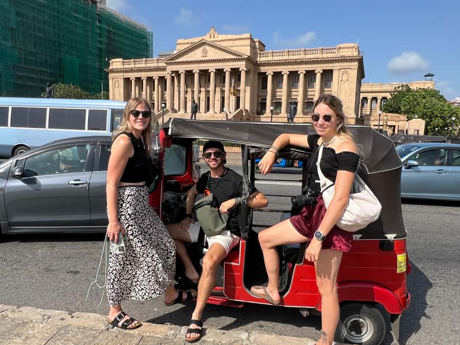 Colombo Sightseeing Tour by Tuk Tuk - All Inclusive - Red Mosque and the streets around Pettah