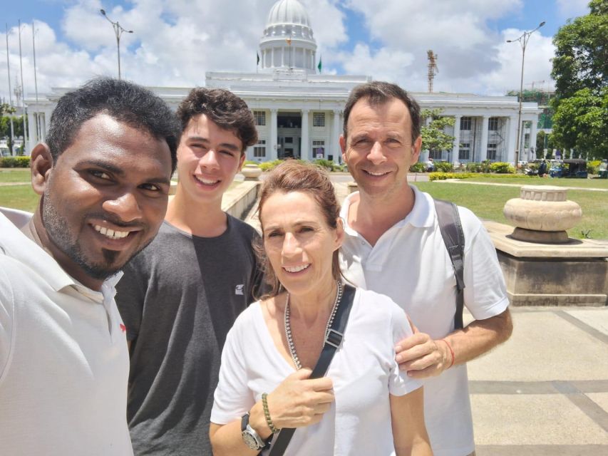Colombo Sightseeing Tour by Tuk Tuk - All Inclusive - Galle Face Green ends the route by the sea