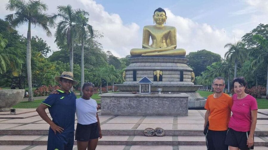 Colombo: Sightseeing Tour by Tuk Tuk Safari - All Inclusive - Hindu architecture and the waterfront