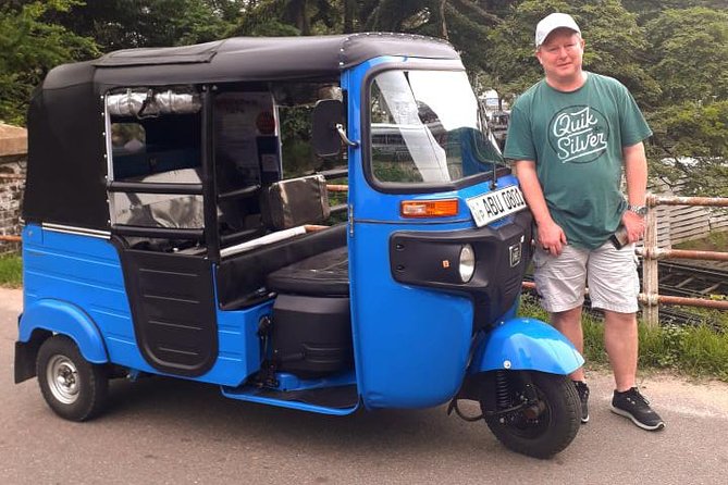 Colombo Tuk Tuk City Tour -Sightseeing Entry Fees & Food Included - From Old Parliament to the open sea