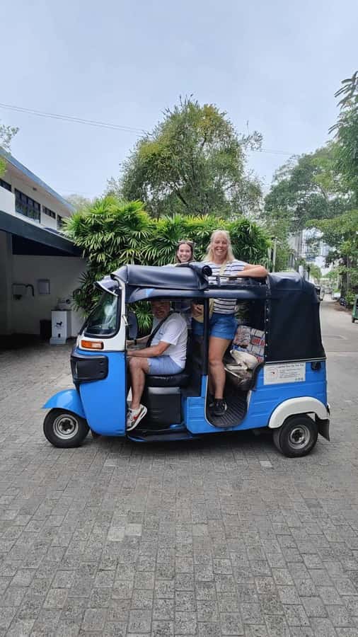 Colombo Tuk Tuk Tour with Entry Fees & Food Included - Tea, Gangaramaya, and Colombo’s civic center