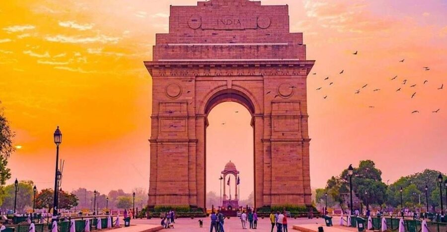 Delhi: Old Delhi City Tour with Tuk Tuk Ride & Street Food - Red Fort: a short view of Mughal Delhi