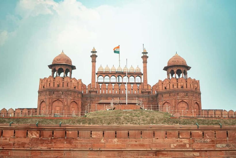 Delhi: Old Delhi Guided Tour with Rickshaw & Entry Tickets - Chandni Chowk and Kinari Bazaar, where shopping tells the story