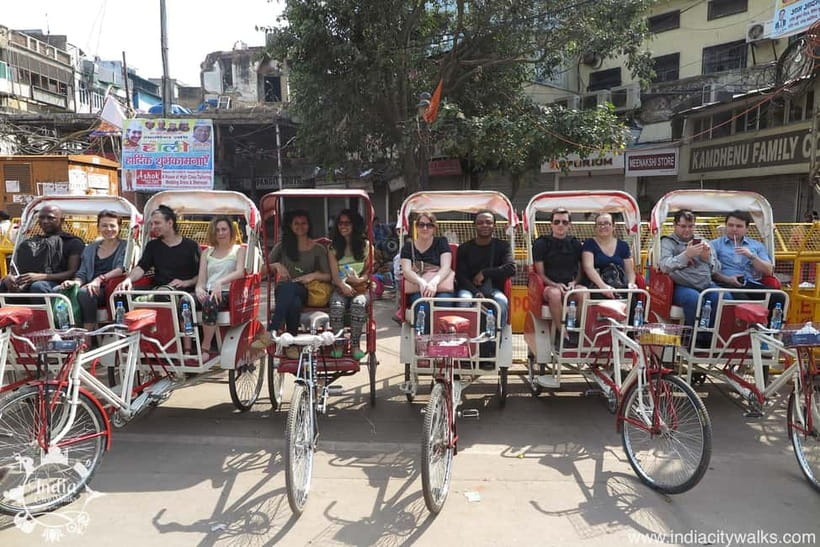 Delhi: Old Delhi Guided Tour with Rickshaw & Entry Tickets - Jama Masjid: start with Mughal scale
