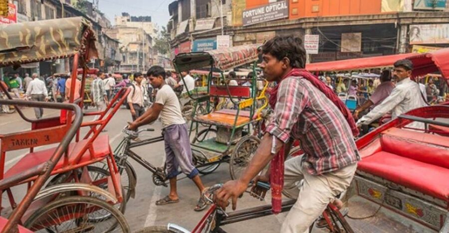 Delhi: Old Delhi Highlighs Tuk Tuk Tour With Guide - Finding spices, sweets, saris, and silver