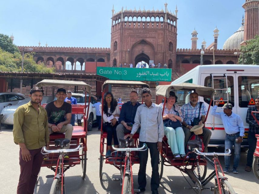 Delhi: Private Chandni Chowk, Food Tasting, & Tuk-Tuk Tour - Gurudwara Sis Ganj Sahib and the meaning of langar
