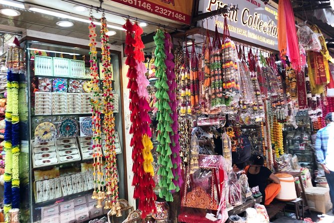 Delhi Rickshaw Tour: Explore Old Delhi Hertiage by Cycle Rickshaw - Nau-Ghara: tiny lanes and a 500-year-old Jain temple