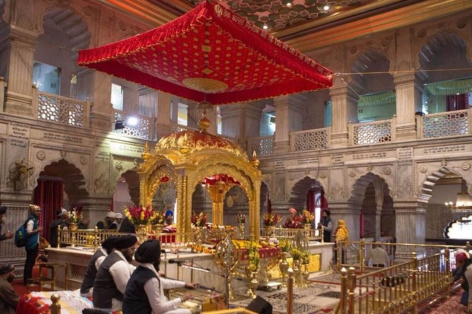 Delhi Rickshaw Tour: Explore Old Delhi Hertiage by Cycle Rickshaw - Gurudwara Sis Ganj Sahib: a quiet change of mood