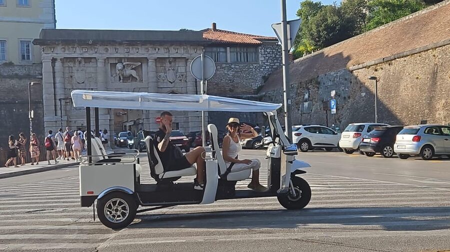 Eco tuk tuk Highlights of Zadar - Five Wells Square and a fast old-town overview