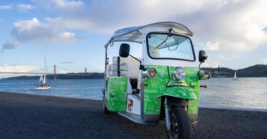 Essential Tour of Old Lisbon in 2H00 : Private Tuk-Tuk Tour - What the guide adds to the experience