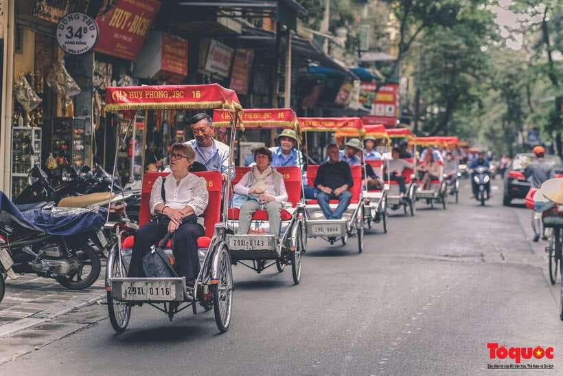 From Hanoi: City Sightseeing Cycling Panoramic Tour By Cyclo - Dong Xuan Market and the everyday city