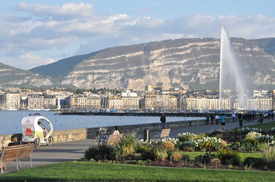 Geneva: Highlight Tour in TukTuk - Starting beside the Grand Théâtre at Place de Neuve
