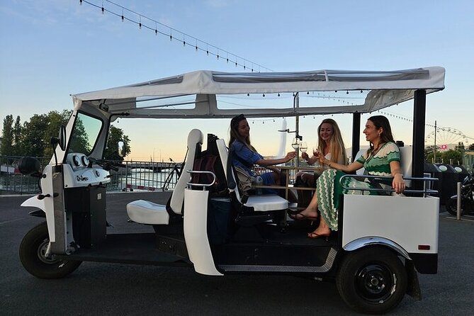 Geneva: Sightseeing of top Places Tour Electric TukTuk 1H15 tour - Lake Geneva sets the scene