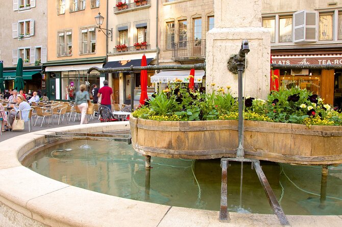 Geneva: Sightseeing of top Places Tour Electric TukTuk 1H15 tour - The Old Town turns the clock back