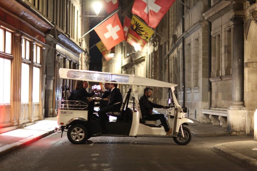 Geneva: tour with fondue and wine in TukTuk - Fondue on the road, with bread or potatoes