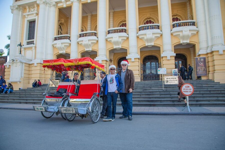 Hanoi Walking Street Food Tour & Cyclo Ride - Phở with a local twist