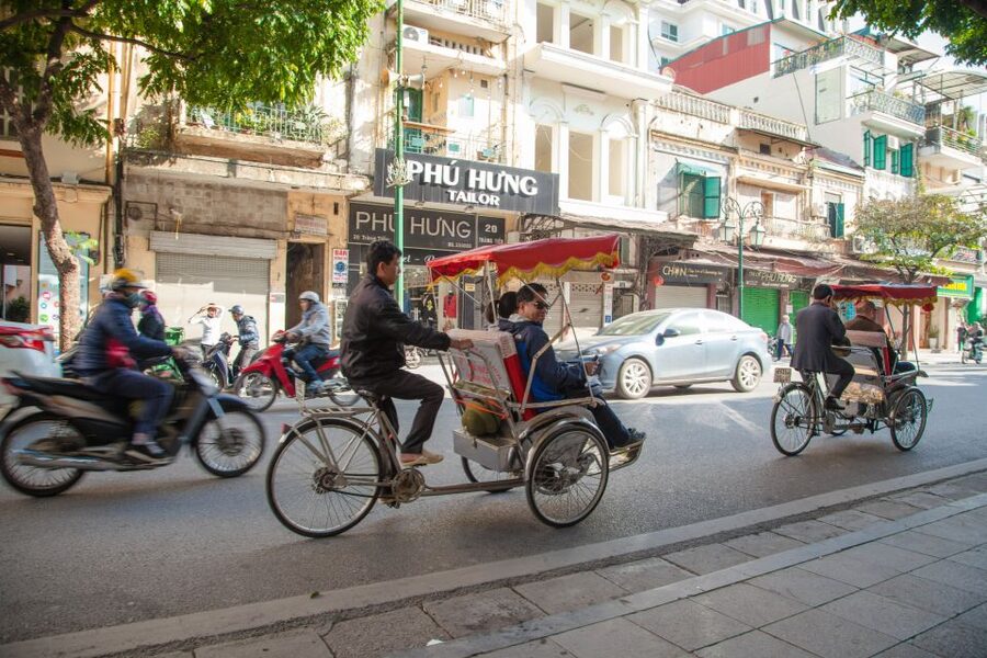 Hanoi Walking Street Food Tour & Cyclo Ride - Bánh mì and the skill of a small sandwich