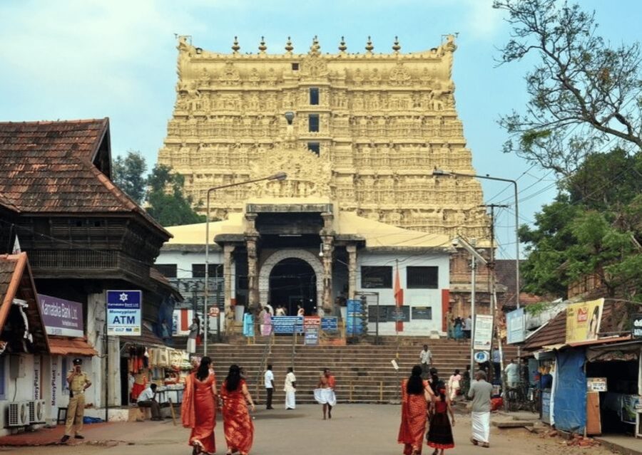 Heritage Trivandrum Photography Walk Tour With Tuk Tuk Ride - Padmatheertha Pond and the temple quarter