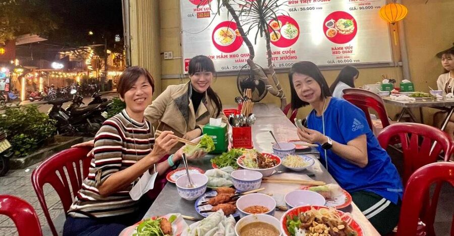 Hue: Night Street Food Tour by Cyclo with a Local Guide - The first food stop: small dishes with big flavor