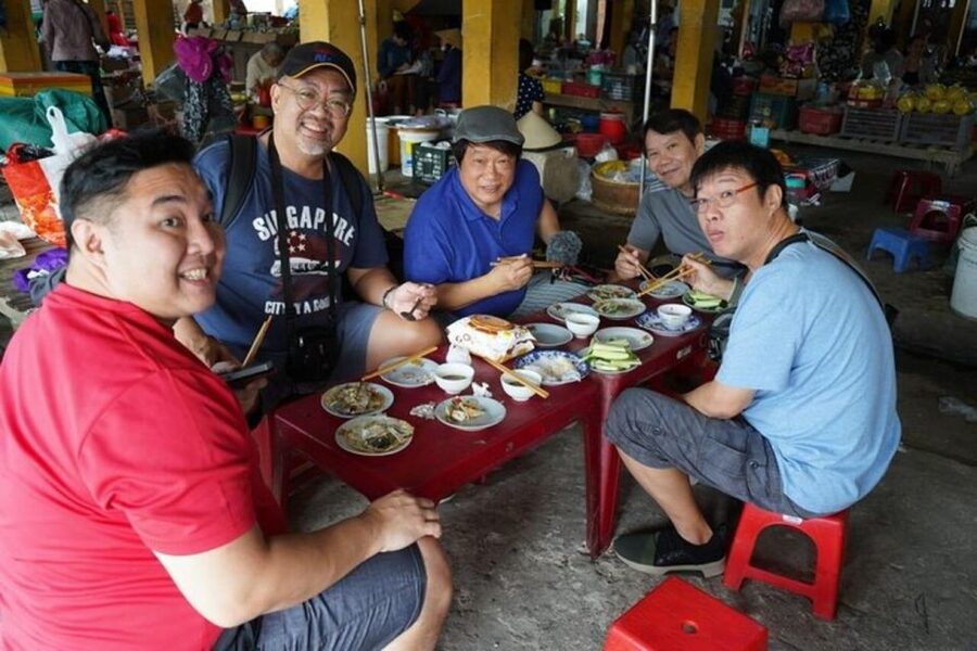 Hue: Night Street Food Tour by Cyclo with a Local Guide - Com hen: Hue’s tiny-clam specialty