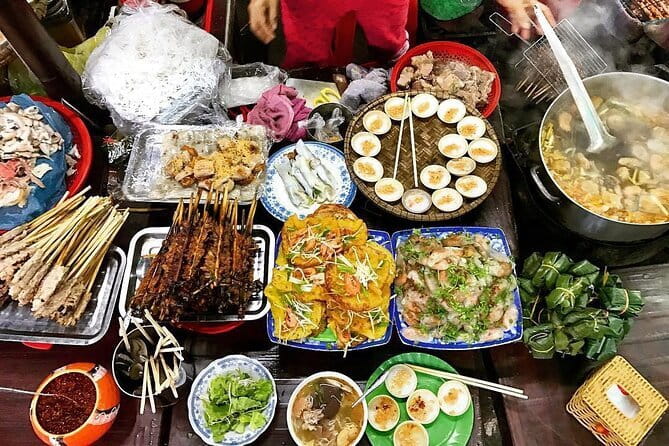 Hue Night Tour: Cyclo, Street Food & Folk Music on Perfume River - Traditional music on the Perfume River