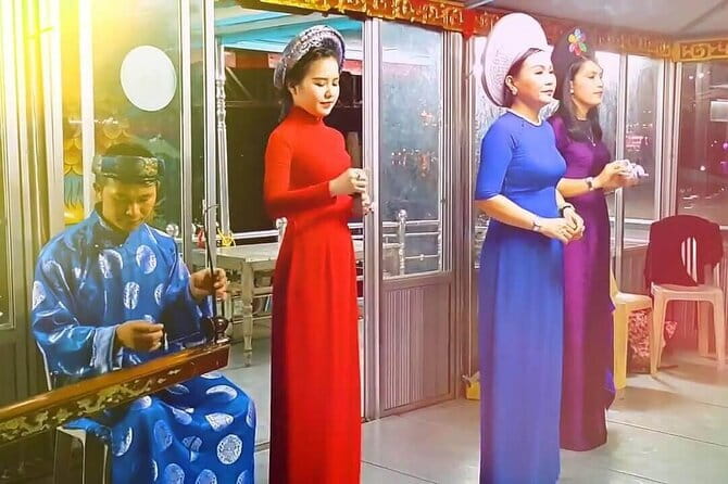 Hue Night Tour: Cyclo, Street Food & Folk Music on Perfume River - Practical advice for a smoother evening