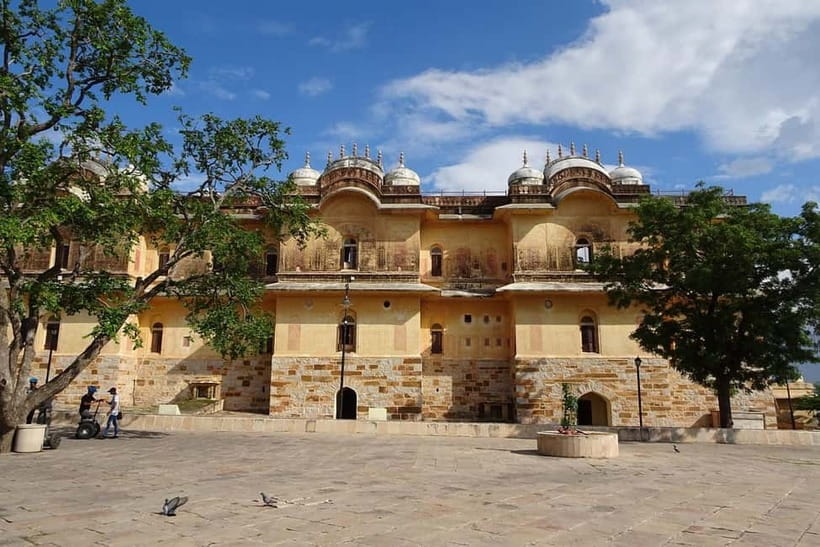 Jaipur: 4 Hours Nahargarh and Jaigarh Forts Tuk-Tuk Tour - Nahargarh Fort at the start of the morning