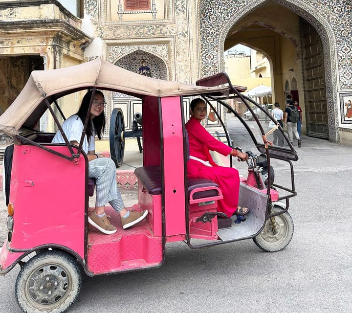Jaipur Private City Tour with a Women-Driven E-Rickshaw Ride - The market stop and shopping choices