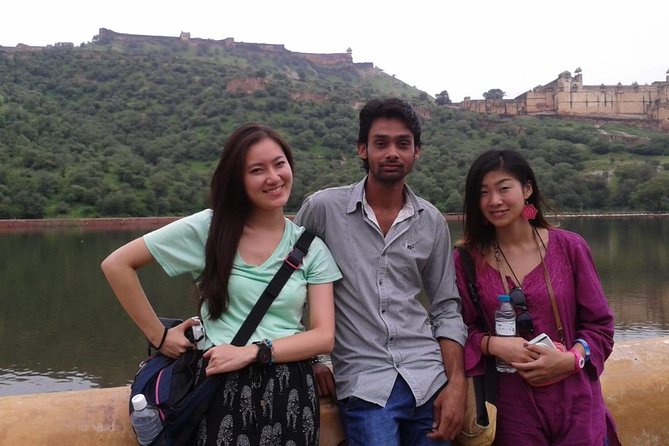 Jaipur Sightseeing Tuk-Tuk Tour - Seeing Hawa Mahal from the old city