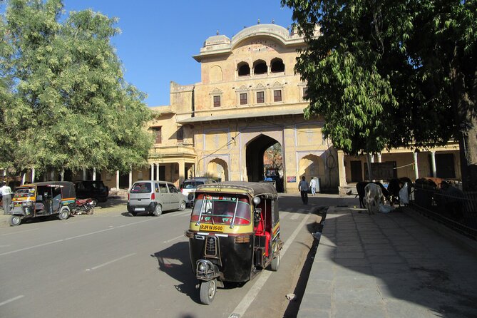 Jaipur Tuk-Tuk Tour with Flower Market Visit - Hawa Mahal: the famous pink facade