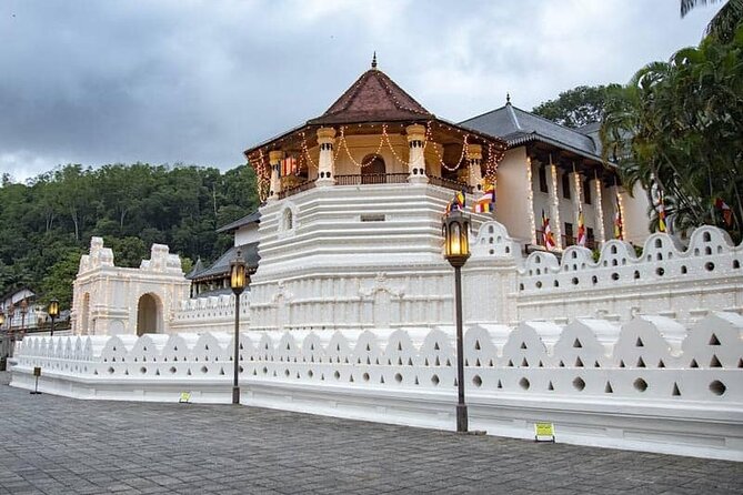 Kandy City Sightseeing and Ambuluwawa Tower by Tuk Tuk Tour - Ambuluwawa Tower and the spiral climb