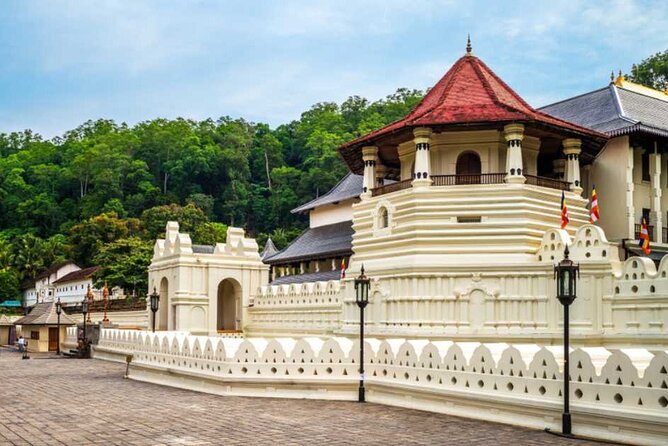 Kandy City Sightseeing Tour by Tuk Tuk - Starting at the Temple of the Sacred Tooth Relic