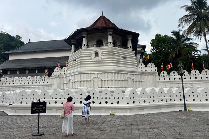Kandy City Sightseeing Tour by Tuk Tuk - Ranawana and Asgiriya: quieter religious stops