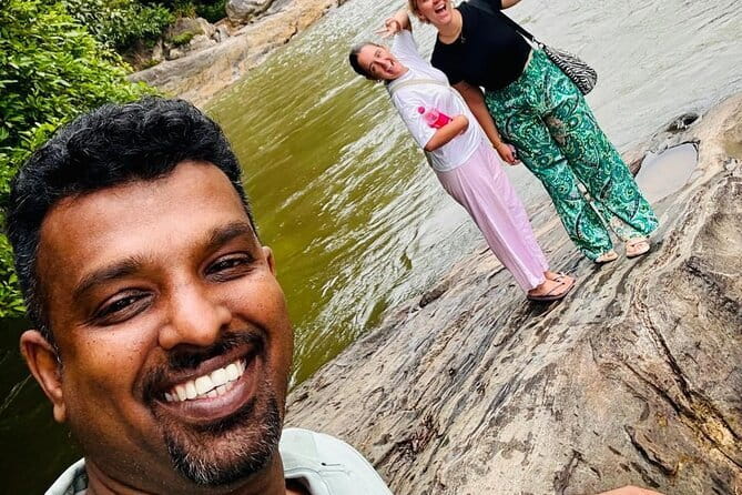 Kandy City Tour with Ambuluwawa by Tuk Tuk - Visiting the Temple of the Sacred Tooth Relic