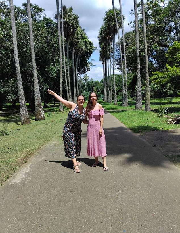 Kandy: Private Tuk Tuk Tour with Temple of the Tooth - Tea, spices, and the commercial side of the day