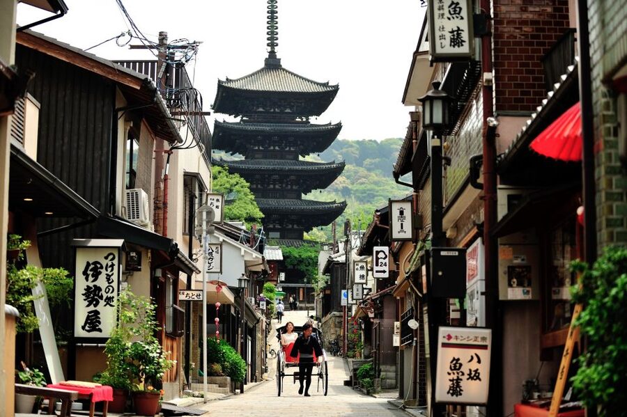 Kyoto: Private Rickshaw Tour of Gion and Higashiyama Area - Gion, geisha streets, and careful sightseeing