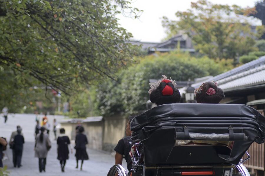 Kyoto: Private Rickshaw Tour of Gion and Higashiyama Area - Higashiyama’s wooden streets and old shopfronts