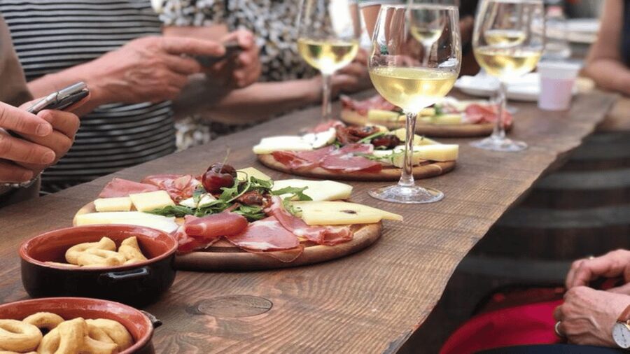 Lecce: Guided Tour & Wine Tasting by Rickshaw - Guide quality and language choices