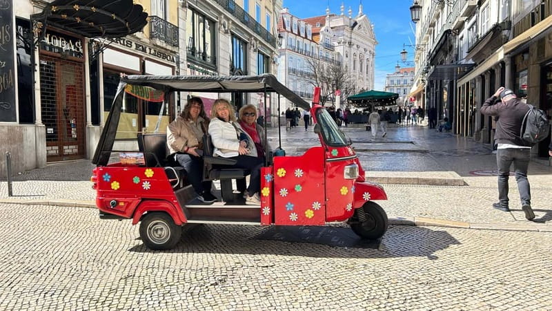 Lisboa: Tuk Tuk ride in Alfama & pick-up you at the hotel. - Graça and Mouraria show a different side of Lisbon