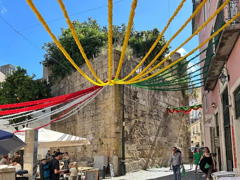 Lisboa: Tuk Tuk ride in Alfama & pick-up you at the hotel. - Viewpoints, monuments, and the best photo stops