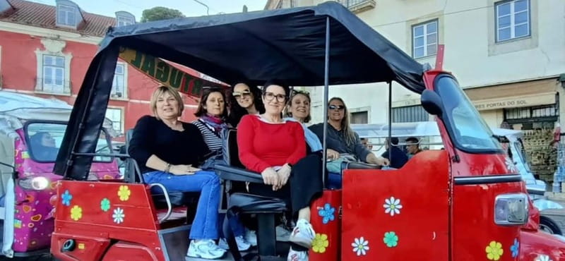 Lisboa: Tuk Tuk ride in Alfama & pick-up you at the hotel. - A pastry and liquor add a small local touch