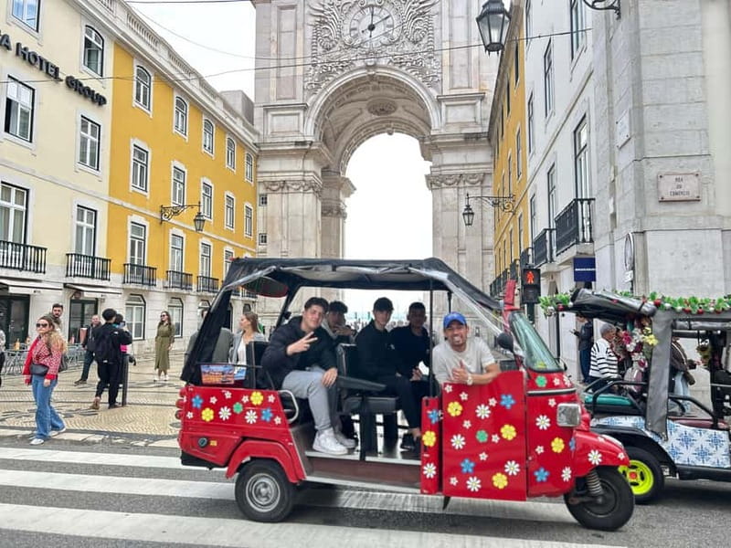 Lisboa: Tuk Tuk ride in Alfama & pick-up you at the hotel. - What $109 means for a private group of six