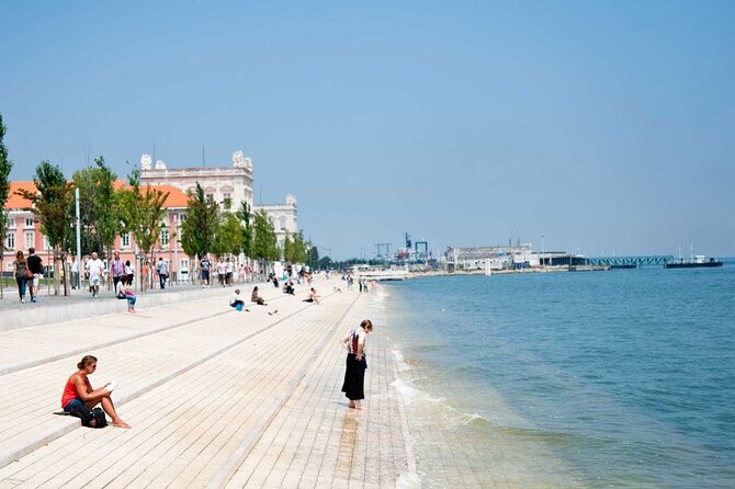 Lisbon 1h30 Tuk-Tuk Tour: The best way to visit the city - Portas do Sol, your first great view