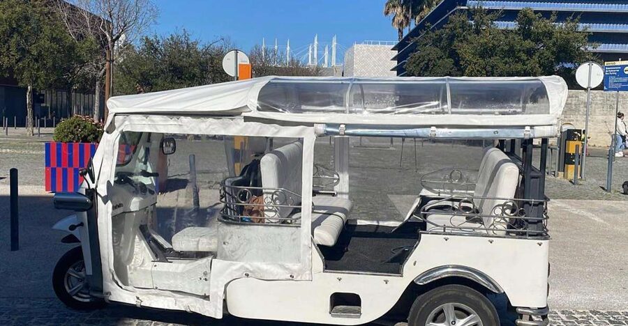 Lisbon:2-hour sightseeing TukTuk Tour with free Pickup - The guides are a major part of the value