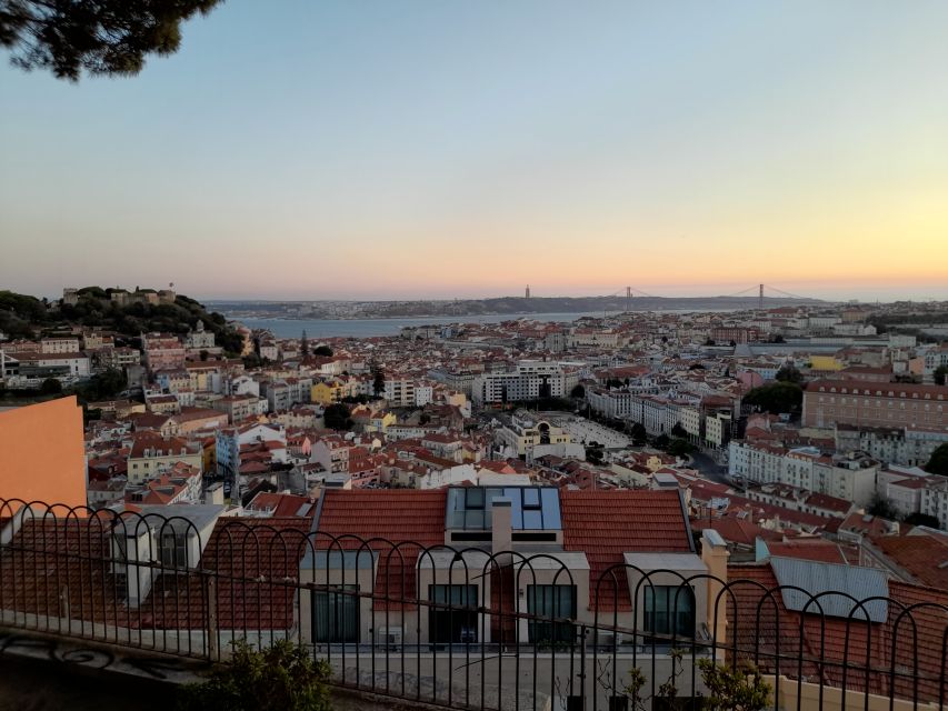 Lisbon: 2 hours Private City Highlights Tuk-Tuk Tour for two - Lisbon Cathedral and the first substantial stop