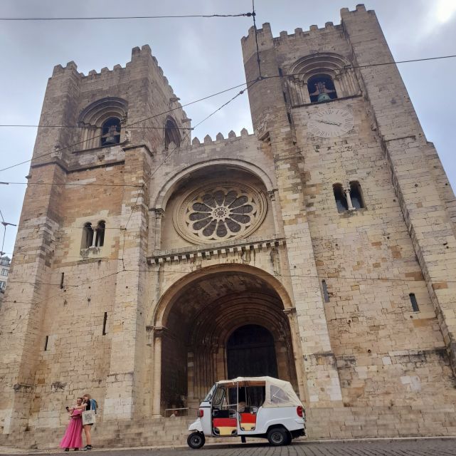 Lisbon: 2 hours Private City Highlights Tuk-Tuk Tour for two - Guides, languages, and the value of local advice